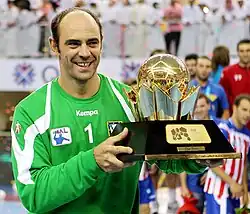 José Javier Hombrados avec le trophée de la Coupe du monde des clubs en 2012.