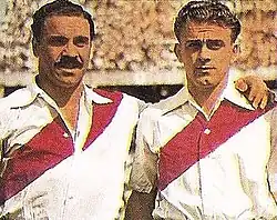 portrait en buste de deux footballeurs se tenant par l'épaule