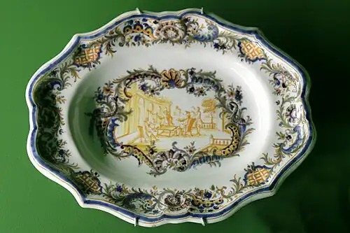 Plat oblong, Avignon, musée Louis Vouland.
