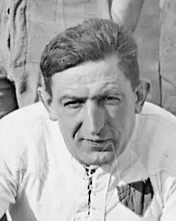 Portrait d'un homme de face en noir et blanc.