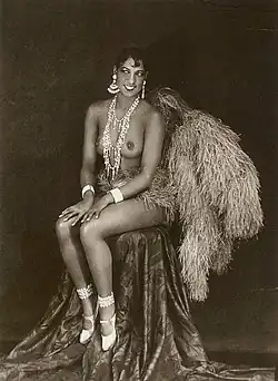 Portrait de Joséphine Baker en 1927 au moment où elle se produisait au Bal Nègre (cliché Waléry, Paris) ;