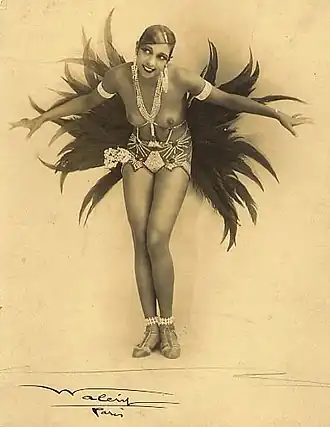 Joséphine Baker dans La Revue des Revues.La peinture en 1927 sur CommonsL'art en 1927 sur Commons.