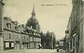 Josselin : la rue principale et la basilique Notre-Dame-du-Roncier vers 1925 (carte postale Villard).