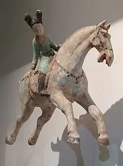 Joueuse de polo Tang, Musée Guimet. Ces statuettes de joueuses de polo sur des « chevaux volants » sont les plus recherchées