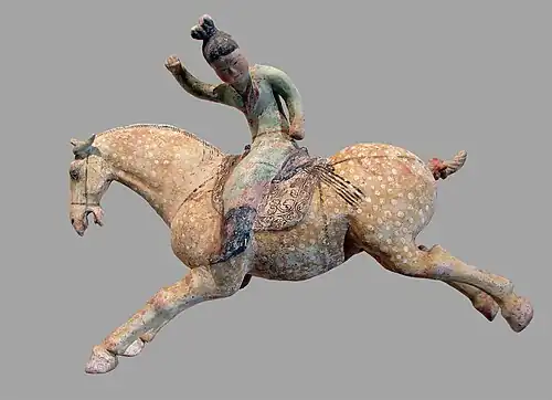 Joueuse de polo, terre cuite rouge, engobe clair et polychromie, H. : 31&nbsp;cm, Tang, musée Guimet, Paris.