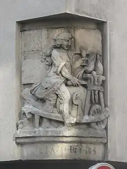 Réplique d'une enseigne du XVIIIe&nbsp;siècle à l'angle de la rue de Fourcy. L'original, conservé au musée Carnavalet, se trouvait sur un bâtiment maintenant démoli, au croisement des rues de l'Hôtel-de-Ville et des Nonnains-d'Hyères.