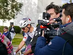 Pierre Rolland, consultant pour L'Équipe à côté du vainqueur Ayuso.