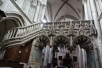 L'escalier depuis le chœur.