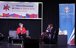 Jude Deveraux sur la scène de la Foire du livre de Buenos Aires en Argentine.
