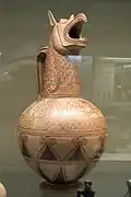Cruche à bec en forme de tête de griffon; épaule: un lion assaille un cerf ; 2 chevaux. Cyclades, prob. Naxos, 675-650. British Museum