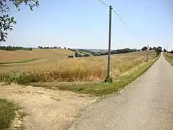 Le territoire de la commune comporte des coteaux verdoyants.