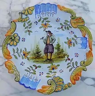 Faïence de Quimper : assiette à décor breton, homme de Concarneau (Jules Verlingue, XIXe&nbsp;siècle).