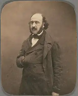 photographie d'un homme barbu