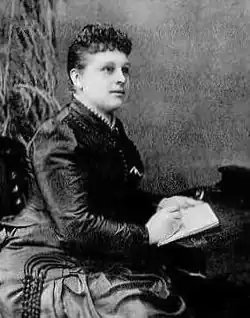 photographie noir et blanc : une femme assise de profil