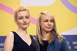 Julia Garner et Kitty Green à la Berlinale 2020.