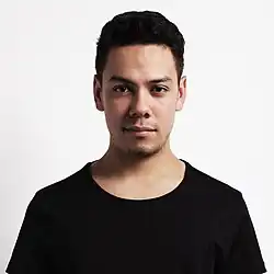 Description de l'image Julian Calor - Sorted MGMT press photo.jpg.