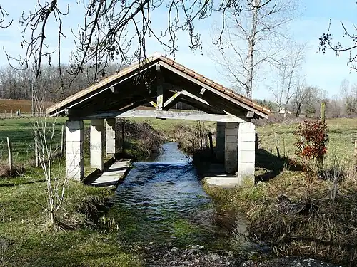 Le Buffebale traverse un lavoir à Saint-Just.
