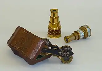 Jumelles et lorgnettes (XVIIIe et XIXe&nbsp;siècles).