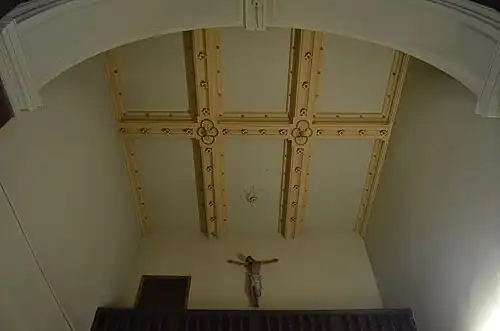 Plafond à caissons du château visible dans l'église.
