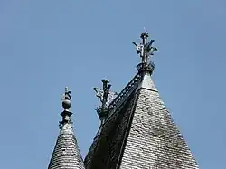 Trois épis de faîtage.