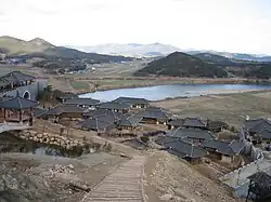 Vue lointaine d'une village ancien chinois reconstitué.