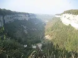 Cirque de Baumes-les-Messieurs. La falaise laisse apparaitre la roche calcaire.