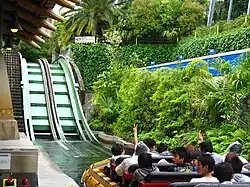 Départ de la gare d'embarquement à Universal Studios Japan.