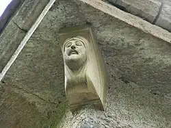 L'un des modillons du clocher.