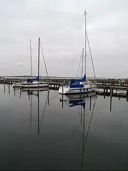 Voiliers de tourisme amarrés à une jetée de bois.