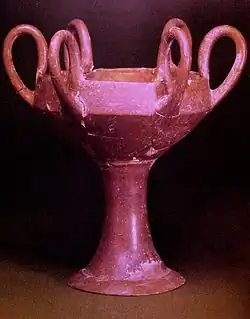 Vase à pieds à six anses. Kültepe, Musée des civilisations anatoliennes.