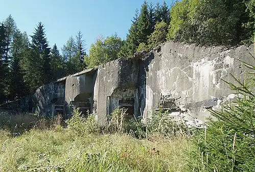 Bloc K-S 43 : les trois créneaux de l'ouvrage de l'Adam&nbsp;(cs) (Adamsberg pour les Allemands), une casemate d'artillerie pour trois obusiers.