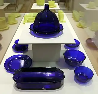 Service en verre conçu par Karel de Bazel à la verrerie de Leerdam.