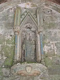 Statue de la Vierge à l'Enfant dans le porche.