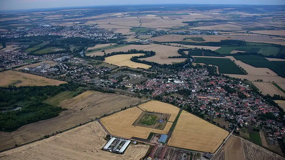 Lenešice : vue générale.