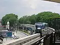 Aspect du tronçon du monorail de Kuala Lumpur. L'arborisation dans leur environnement avait diminué l'impact de la structure élevée.