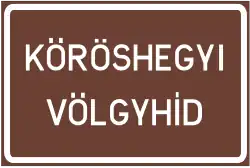Panneau d'indication "Viadukt Kőröshegy" avec la longueur (en hongrois: Kőröshegyi völgyhíd)