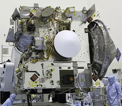 La capsule se trouve sur le « pont » où sont également installés les instruments scientifiques. Le bouclier thermique blanc avant de forme conique est bien visible.