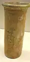 Récipient cylindrique découvert dans le puits B7 à Abydos et inscrit avec le serekh du roi - British Museum, Londres.