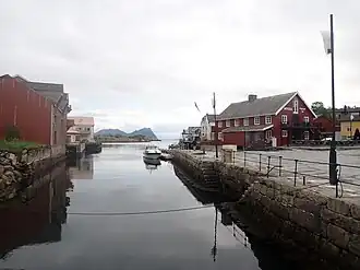 Torget, quai du centre de Kabelvåg, avec au loin l'île Litlmolla.