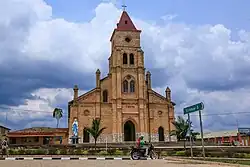 Vue de face du bâtiment de l'église en briques.