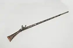 Photo d'un ancien fusils richement orné