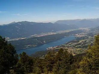 Vue de la montagne de Goldeck (à gauche) et du lac Millstätter.