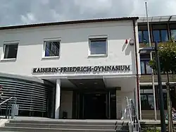 Description de l'image Kaiserin-Friedrich-Gymnasium Haupteingang.JPG.