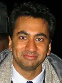 Kal Penn interprète Kevin.