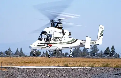 Kaman K-1200 de Woody Contracting (N134KA) au départ de l'aéroport de Prineville en Oregon pour une nouvelle place de stationnement en vue d'interventions sur les B&B Complex fires&nbsp;(en) (août 2003).