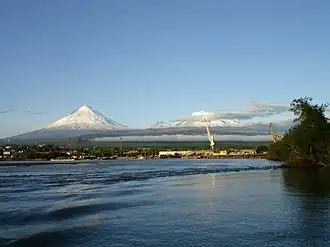 Vue du Klioutchevskoï enneigé à gauche depuis Klioutchi.