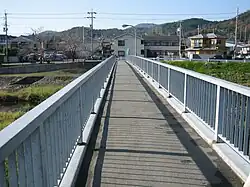 Pont d'écoliers sur le fleuve Kamo