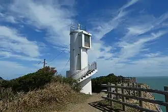 Le phare à l'extrêmité du cap Kamoda.