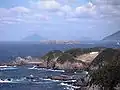 Côte déchiquetée de l'île de Shikine, photographiée depuis le mont Kanbiki, décembre 2004.