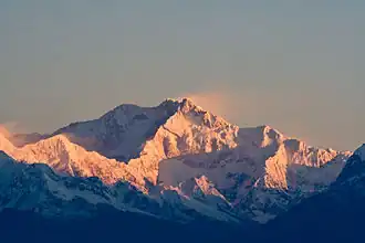 Le Kangchenjunga (Himalaya), est le plus haut sommet d'Inde culminant à 8&nbsp;586&nbsp;m.